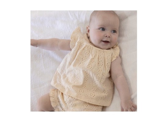 2-tlg. Set T-Shirt Flügelarm und Shorts Lochstickerei